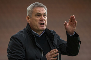 Trener Cracovii nie wytrzymał: Trzeba się, k..., walnąć głową w ścianę