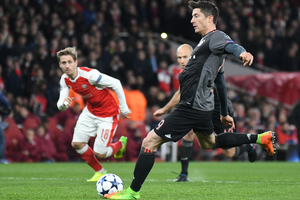 Arsenal wygrał z Bayernem po rzutach karnych w sparingu. Gol Lewego, 45 minut Bielika