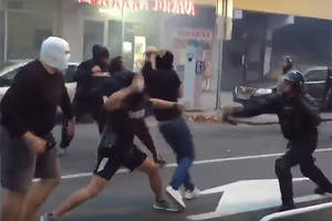 Niespokojnie w Mariborze. Raca prawie trafiła w sędziego [VIDEO]