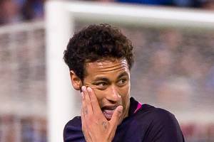 El Pais: Szatnia PSG przeciwko Neymarowi. Próba "przekupstwa" Cavaniego