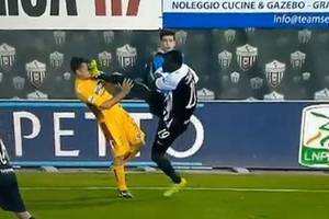 Bolesne karate w Serie B. Piłkarz trafił korkami prosto w twarz rywala [VIDEO]