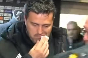 Skandal przed hitem ligi greckiej. Trener Olympiakosu uderzony przedmiotem rzuconym z trybun [VIDEO]