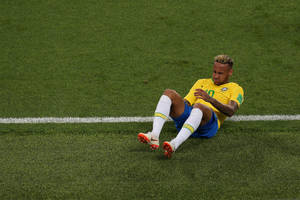 Nadepnął Neymara, teraz z niego drwi. "Jeśli chce leżeć, niech idzie do łóżka"