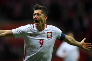 Lewandowski jest za bardzo napakowany? Niemcy wzięli w obronę polskiego napastnika