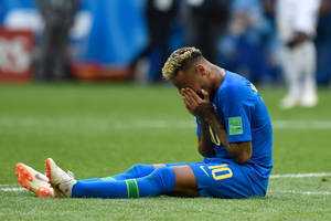 Obrońca Liverpoolu: To frustrujące, kiedy Neymar w swoim stylu kładzie się na murawie