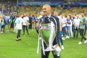 Media: Zidane gotowy do powrotu do pracy. Francuz przygląda się sytuacji w Manchesterze United
