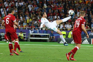 Przewrotka Ronaldo lepsza od Bale'a? Tak uznała UEFA. Nominacje do tytułu gola sezonu [VIDEO]