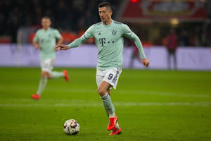 Generał Lewandowski. Gol i asysta... przewrotką. Bayern wygrał z Schalke [WIDEO]