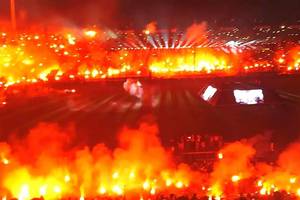 Saloniki zapłonęły! Tak kibice PAOK-u świętowali mistrzostwo Grecji [WIDEO]