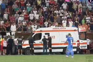 Dramat w lidze rumuńskiej. Trener Dinama Bukareszt miał atak serca podczas meczu [WIDEO]
