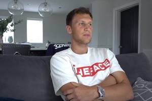 Krystian Bielik wspomina pojedynki z Robertem Lewandowskim. "On często ucieka z pola widzenia obrońcy" [WIDEO]