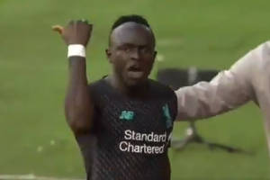 Sadio Mane wściekł się na Mohameda Salaha. Juergen Klopp łagodzi sytuację [WIDEO]
