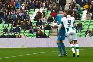 Faul "na Zidane'a". Holender brutalnie potraktował rywala [WIDEO]