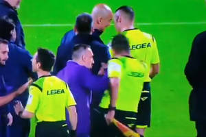 Franck Ribery nie wytrzymał nerwowo meczu Fiorentiny. Francuz zaatakował sędziego [WIDEO]