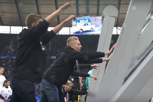 Rewelacyjna oprawa kibiców Herthy. Zburzyli Mur Berliński [WIDEO]