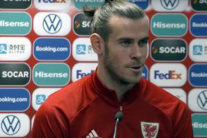 Gareth Bale zakpił z Realu Madryt podczas świętowania awansu na Euro. Kontrowersyjny napis na fladze [WIDEO]