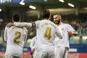 Real Madryt wygrał na wyjeździe i został liderem La Ligi. Gol i poważny błąd Sergio Ramosa