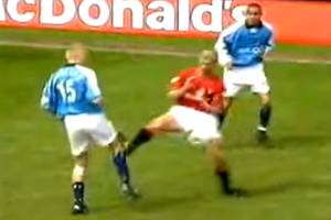 Brutalna zemsta Keane’a, romantyczny pocałunek i Balotelli prowokujący bójkę. Niezapomniane derby Manchesteru
