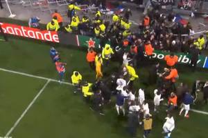 Radość przerwana skandalem. Bohater meczu w Lyonie starł się z kibicami [WIDEO]