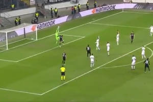 Kuriozalny gol w Lidze Europy. Niebywały błąd bramkarza Vitorii Guimaraes [WIDEO]