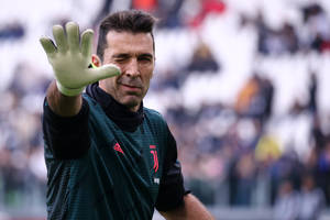 Media: Gianluigi Buffon łączony z trzema klubami. Możliwy zaskakujący transfer