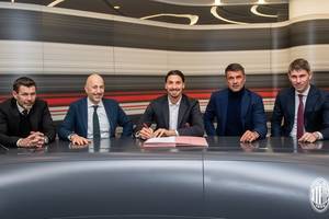 Zlatan Ibrahimović zaprezentowany w AC Milan. Piłkarz właśnie podpisał kontrakt