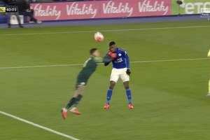 Duże kontrowersje w meczu Leicester - Manchester City. Ederson znokautował rywala w polu karnym [WIDEO]