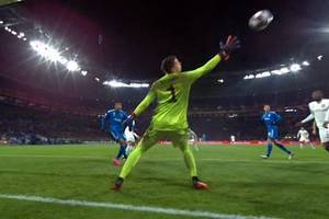 Fatalny Juventus przegrał w Lyonie. Wojciech Szczęsny nie miał nic do powiedzenia [WIDEO]