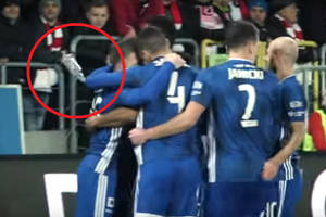 Niebezpieczna sytuacja podczas derbów Krakowa. Jakub Błaszczykowski oberwał butelką [WIDEO]