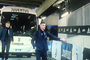 Cristiano Ronaldo pokazał, co myśli o grze bez publiczności. Przybił piątki z nieistniejącymi kibicami [WIDEO]