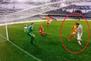 Trzy metry do bramki? Za daleko! Koszmarny strzał napastnika Piasta Gliwice [WIDEO]
