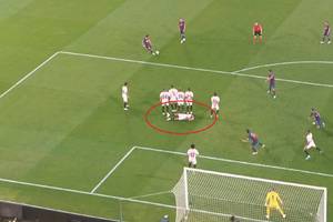 Jeden piłkarz się położył, drugi wyręczył bramkarza. Tak Sevilla broniła się przed wolnym Leo Messiego [WIDEO]