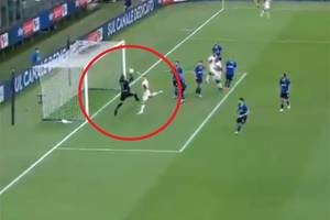 Koszmarny błąd Samira Handanovicia nie przeszkodził Interowi. Drużyna Conte dogoniła Lazio [WIDEO]