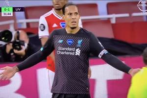 Liverpool przegrał z Arsenalem. Van Dijk i Alisson sprezentowali dwa gole rywalom [WIDEO]