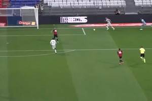 Gol Patryka Klimali dla Celtiku Glasgow. Polak wykorzystał fatalny błąd bramkarza [WIDEO]