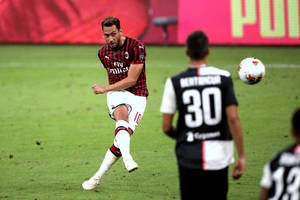 AC Milan zremisował z Atalantą. Piękne trafienie Calhanoglu [WIDEO]