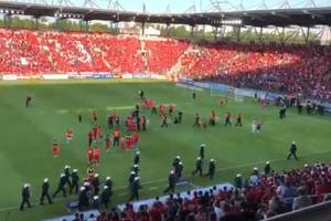 Skandaliczne sceny po awansie Widzewa Łódź do 1 Ligi! Kibole wtargnęli na boisko, uderzyli piłkarza [WIDEO]