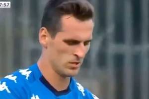 Arkadiusz Milik zmarnował pięć "setek" w sparingu Napoli. Zdobył dwa gole, ale żegnały go gwizdy [WIDEO]