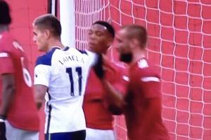 Kontrowersja sędziowska w hicie Premier League! Martial wyrzucony z boiska, sędzia oszczędził Lamelę [WIDEO]