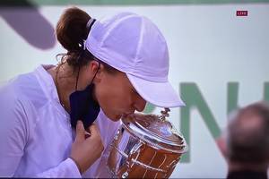 IGA ŚWIĄTEK WYGRAŁA ROLAND GARROS! NAJWIĘKSZY SUKCES W HISTORII POLSKIEGO TENISA! [WIDEO]