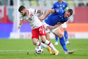 Polacy grają nieźle, ale to Włosi byli bliżej strzelenia gola. Robert Lewandowski zszedł z boiska [RELACJA]