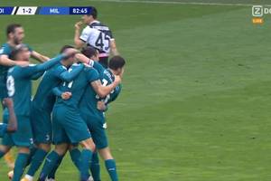 Ekwilibrystyczne trafienie Zlatana Ibrahimovicia! Szwed zrobił "wygibasa z taekwondo" [WIDEO]