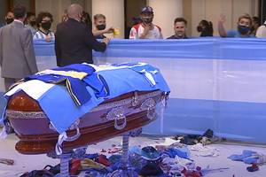Tak Argentyńczycy żegnają Diego Maradonę. Poruszające sceny przed trumną z ciałem byłego piłkarza [WIDEO]