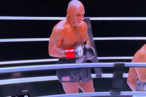 Legendy boksu wróciły do ringu! Mike Tyson pokazał, co potrafi w walce z Royem Jonesem Juniorem [WIDEO]