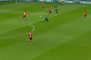 Koszmarny błąd Grzegorza Krychowiaka! Zanotował "asystę" przy trafieniu rywala [WIDEO]