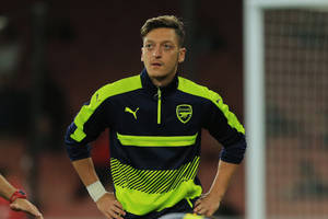 Mesut Oezil wciąż kasuje ogromne pieniądze od Arsenalu. "Kanonierzy" płacą mu ponad 90% pensji
