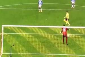 Borussia Dortmund lepsza od Herthy Berlin. Koszmarny błąd bramkarza i bandycki faul [WIDEO]