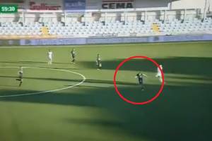 Niebywały gol w Serie B. Przelobował bramkarza wolejem ze swojej połowy [WIDEO]