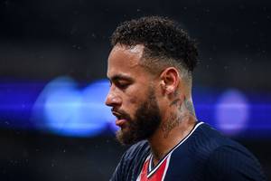 PSG jest zaniepokojone przyszłością Neymara. Brazylijczyk "flirtuje" z innym klubem