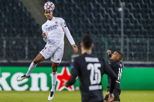 Zinedine Zidane będzie miał problem? Raphael Varane może nie zagrać z Chelsea